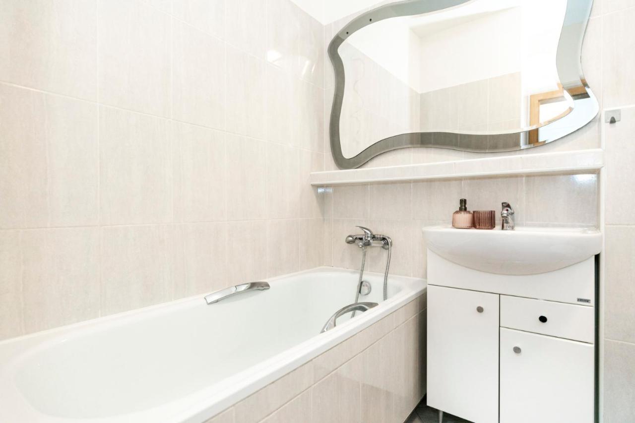 Alure Residences 3 & 24H Self Check-In, Parking In The Garage In The Apartment Building Included, New Building, Terrace, Green Location With A Forest Park With A Lake, Children'S Playground Banská Bystrica Exterior photo